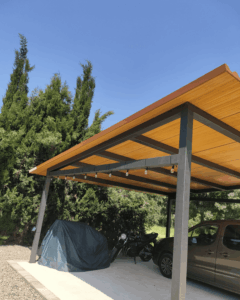 Cubierta de cochera con panel sándwich imitación teja y acabado interior madera