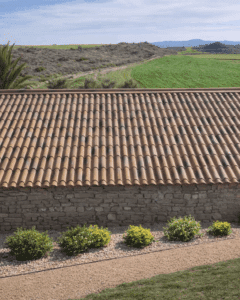 Cubierta de panel sándwich imitación teja albero envejecido integrada en una construcción de piedra en La Rioja
