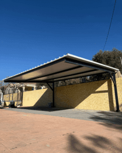 Cubierta para parking realizada con panel sándwich 5 grecas blanco en Murcia