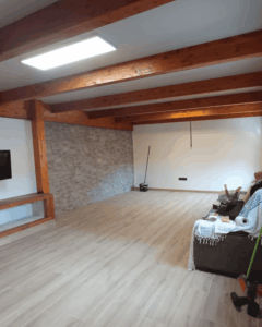 Interior de vivienda auxiliar construida con panel sándwich para cubierta y fachada