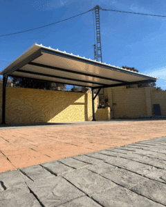 Marquesina para vehículos con estructura metálica y cubierta de panel sándwich 5 grecas
