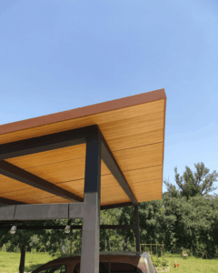 Detalle interior de panel sándwich imitación madera clara instalado en cubierta de cochera