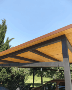 Cochera residencial con panel sándwich imitación teja y acabado interior madera clara en Madrid