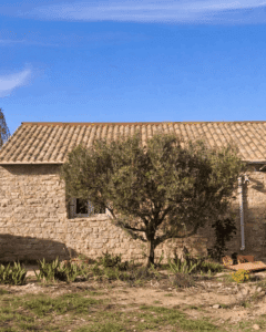 Casa rural con cubierta de panel sándwich imitación teja color albero envejecido