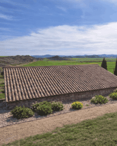 Panel sándwich imitación teja en casa rural integrado en el paisaje de La Rioja