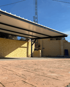 Parking cubierto en Murcia con estructura metálica y cubierta de panel sándwich 5 grecas
