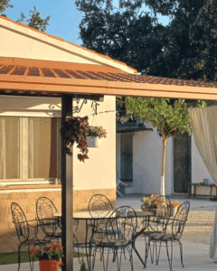 Porche residencial con cubierta de panel sándwich imitación teja roja en Tarragona