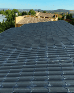 Cubierta de vivienda reformada con panel sándwich imitación teja gris pizarra en Navarra
