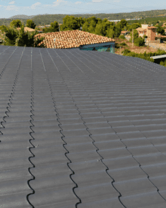 Reforma integral de tejado con panel sándwich imitación teja color gris pizarra