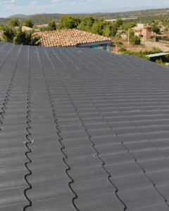 Tejado de vivienda unifamiliar con panel sándwich teja gris pizarra
