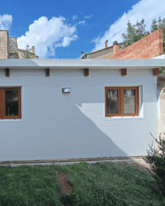 Vivienda auxiliar construida con panel sándwich de cubierta y fachada en Alicante
